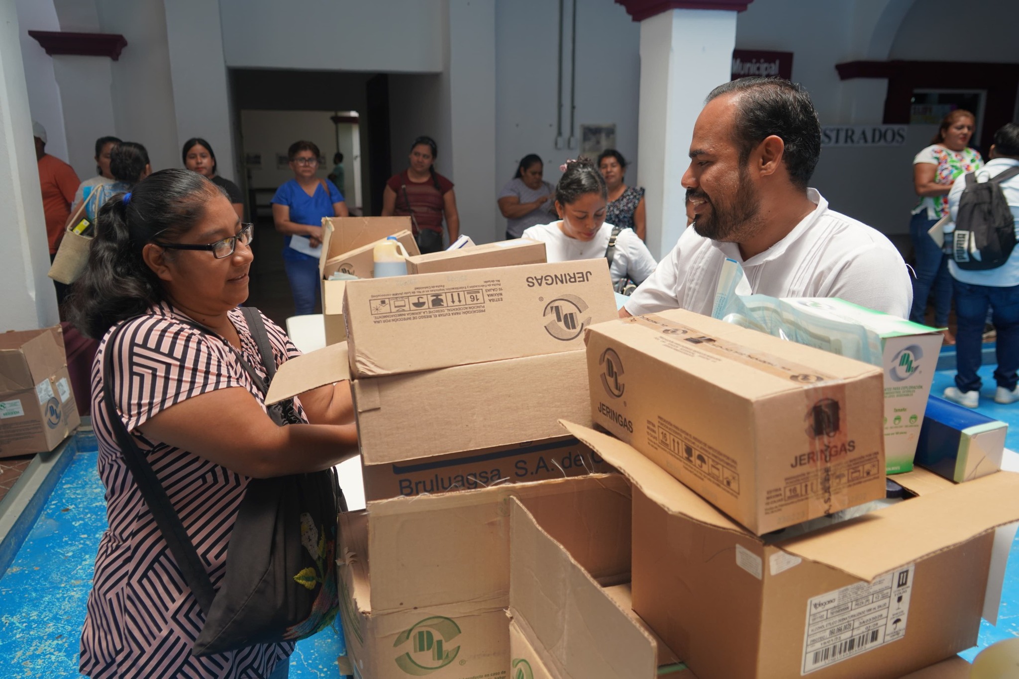 Entrega de insumos médicos y material de curación