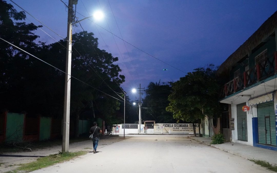 Nuevo sistema de alumbrado público en la colonia Unidad Deportiva en Bajos de Chila