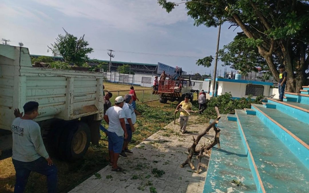 Limpieza y rehabilitación en la cancha de fútbol Benito Juárez