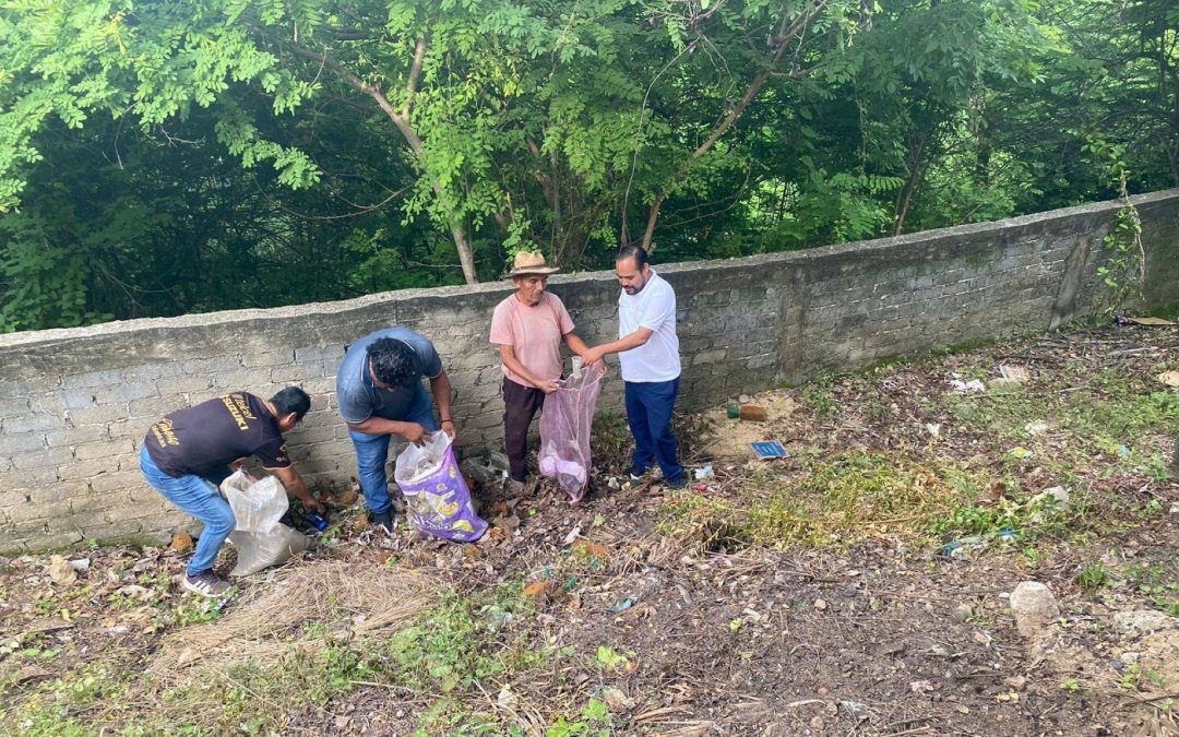 Limpieza en Panteón de Bajos de Chila