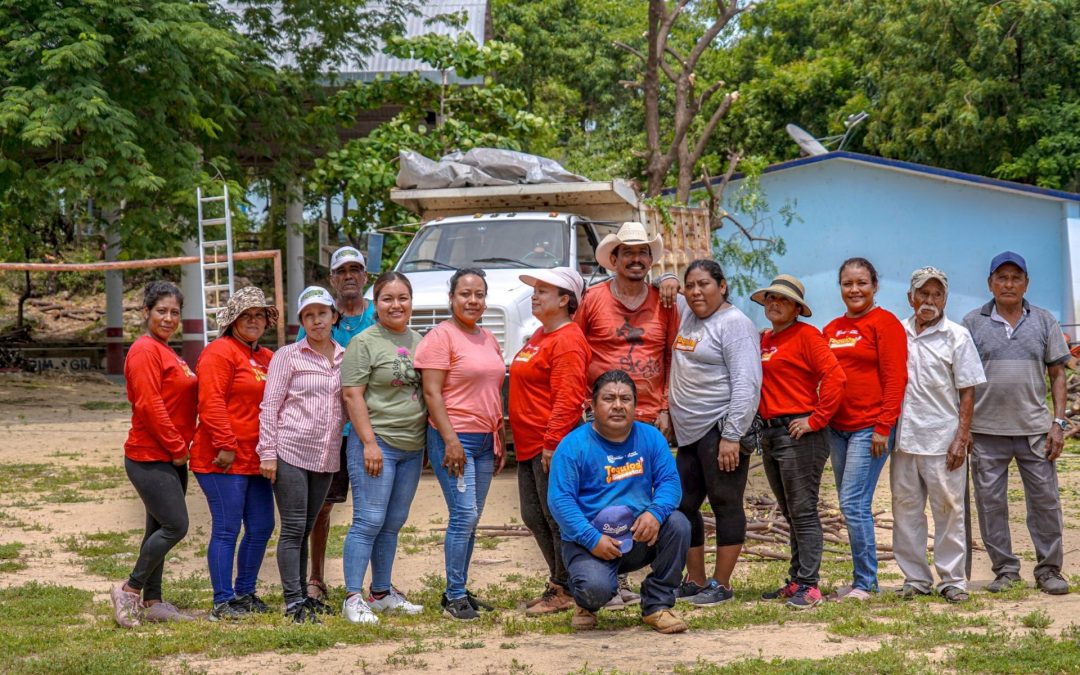 Limpieza en la Escuela Vicente Guerrero, Arroyo Seco de Puerto Escondido.
