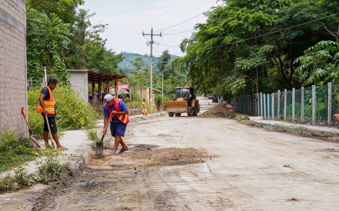 Bacheo en Avenida Constitución del sector Cobao.