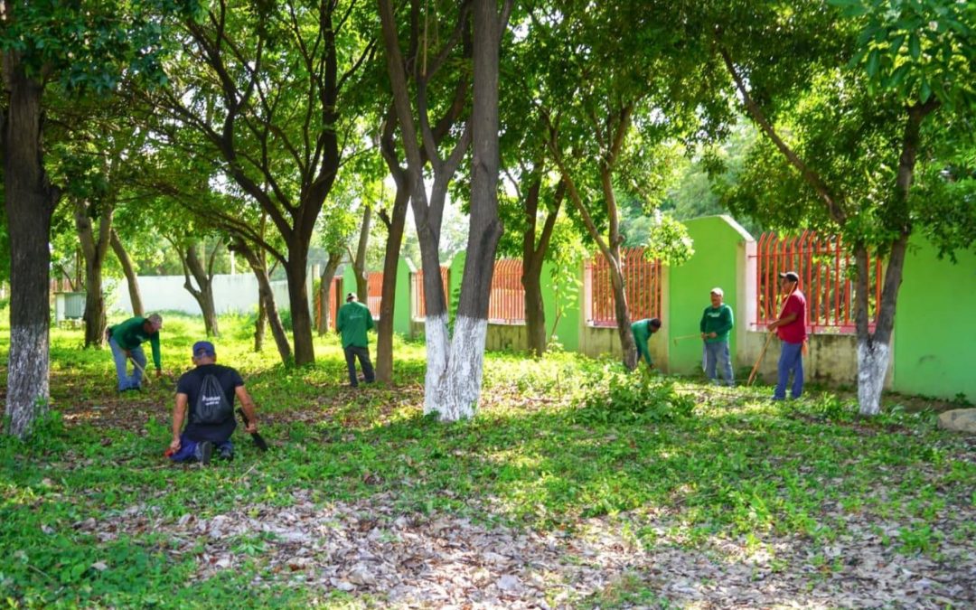 Bajos de Chila se unió esta tarde en un gran mega tequio en la Unidad Deportiva Agileo Gutiérrez.