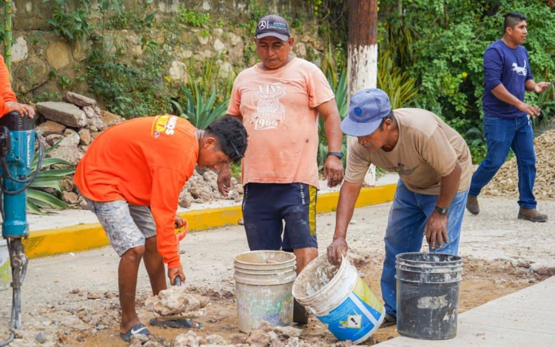 Tequio comunitario para labores de bacheo.