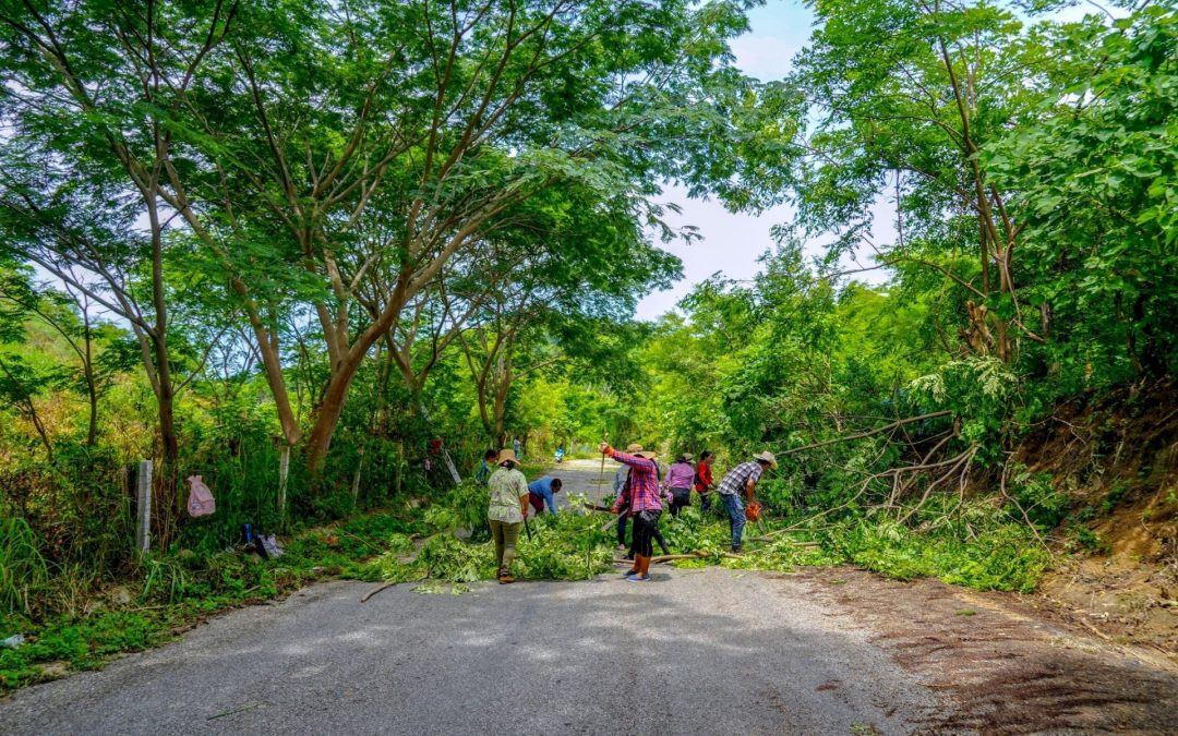 Tequio en Carretera a Bajos de Chila.