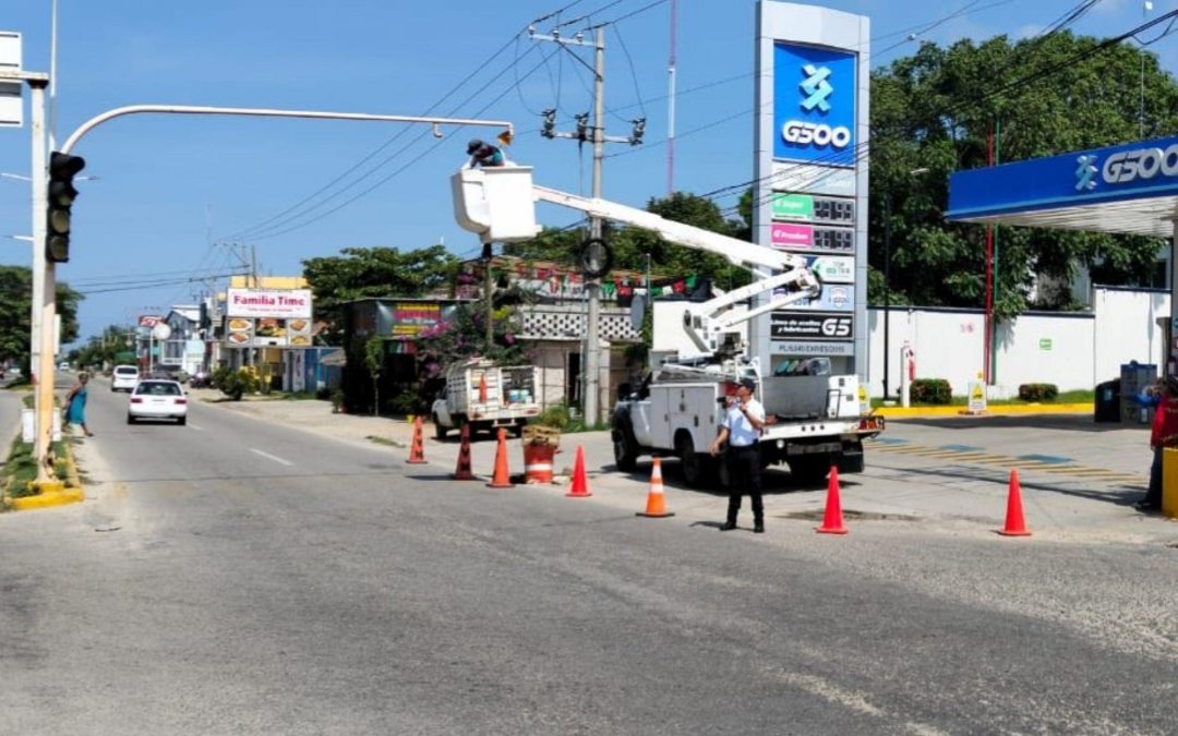 Trabajos de instalación de semáforos.
