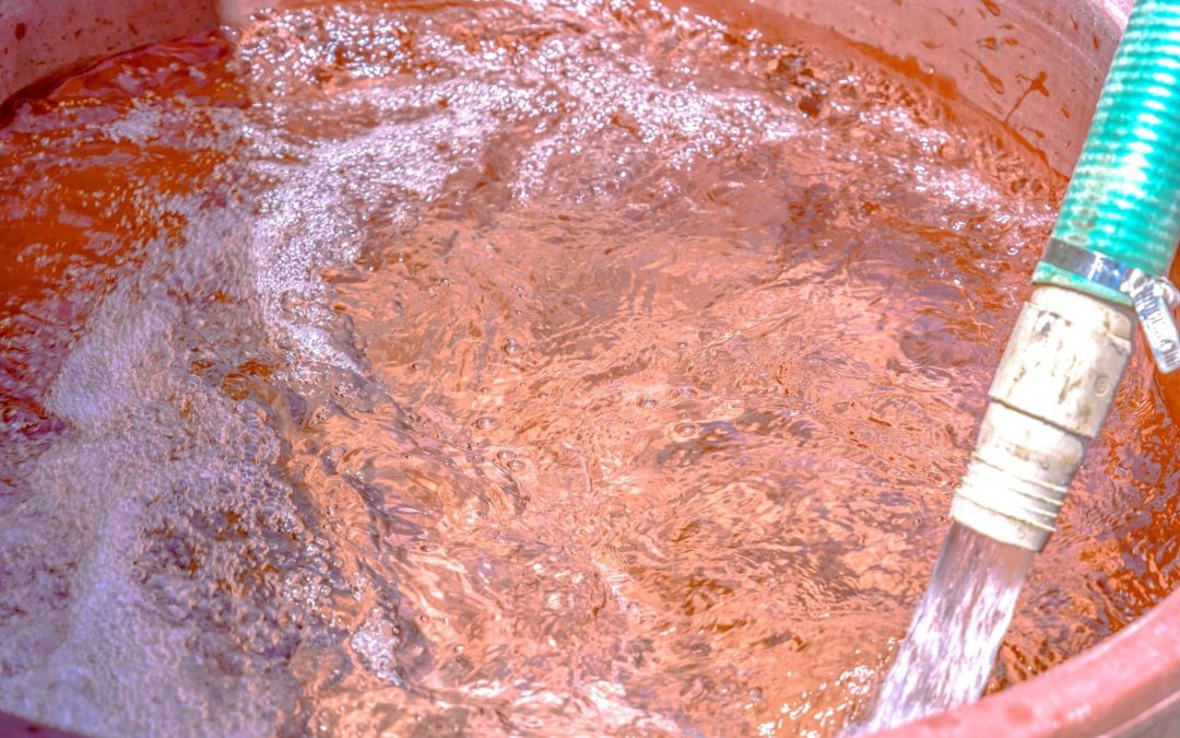 Entrega de agua a las familias del Barrio de Las Flores, en Bajos de Chila.