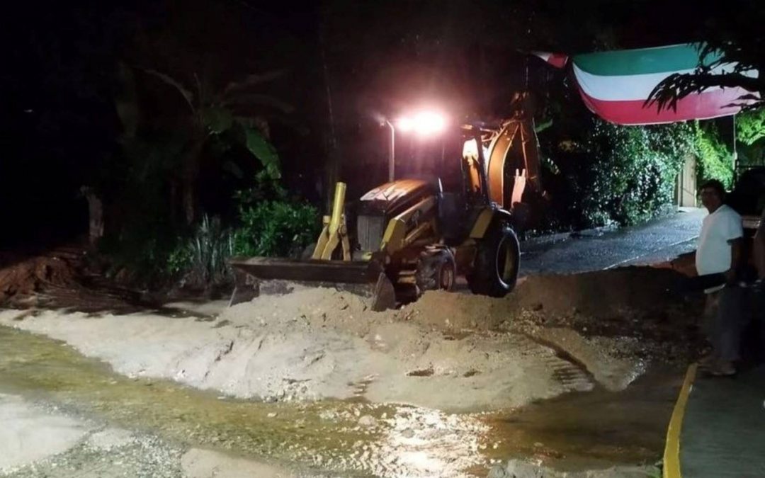 Recogiendo escombros derivados de las intensas lluvias.