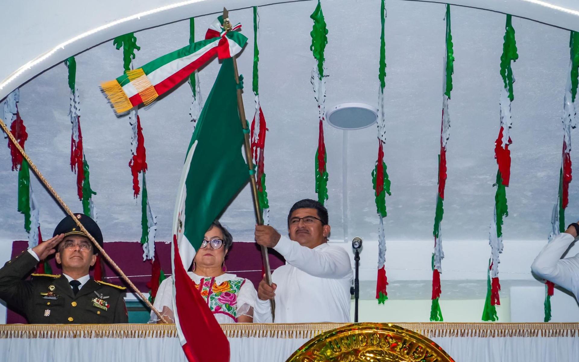 ¡Que vivan los 215 años de Independencia de México, que viva el orgullo de ser mexicanos!