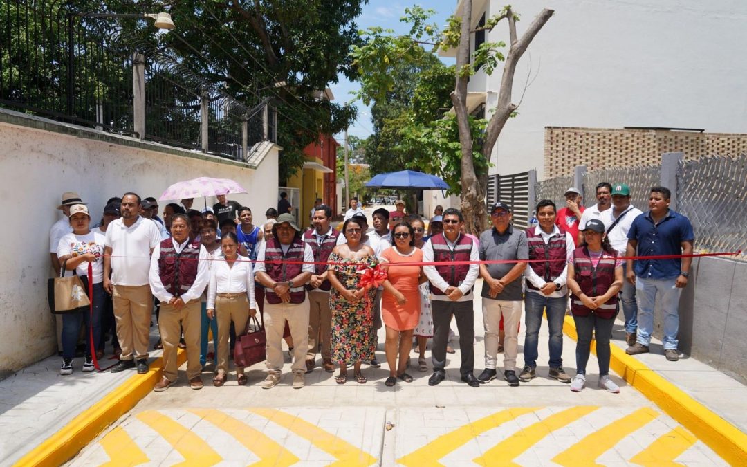 Inauguración de pavimentación en calle ¨Puesta de Sol¨