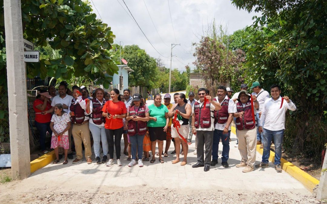 Inauguró la pavimentación con concreto hidráulico de la calle La Parota.