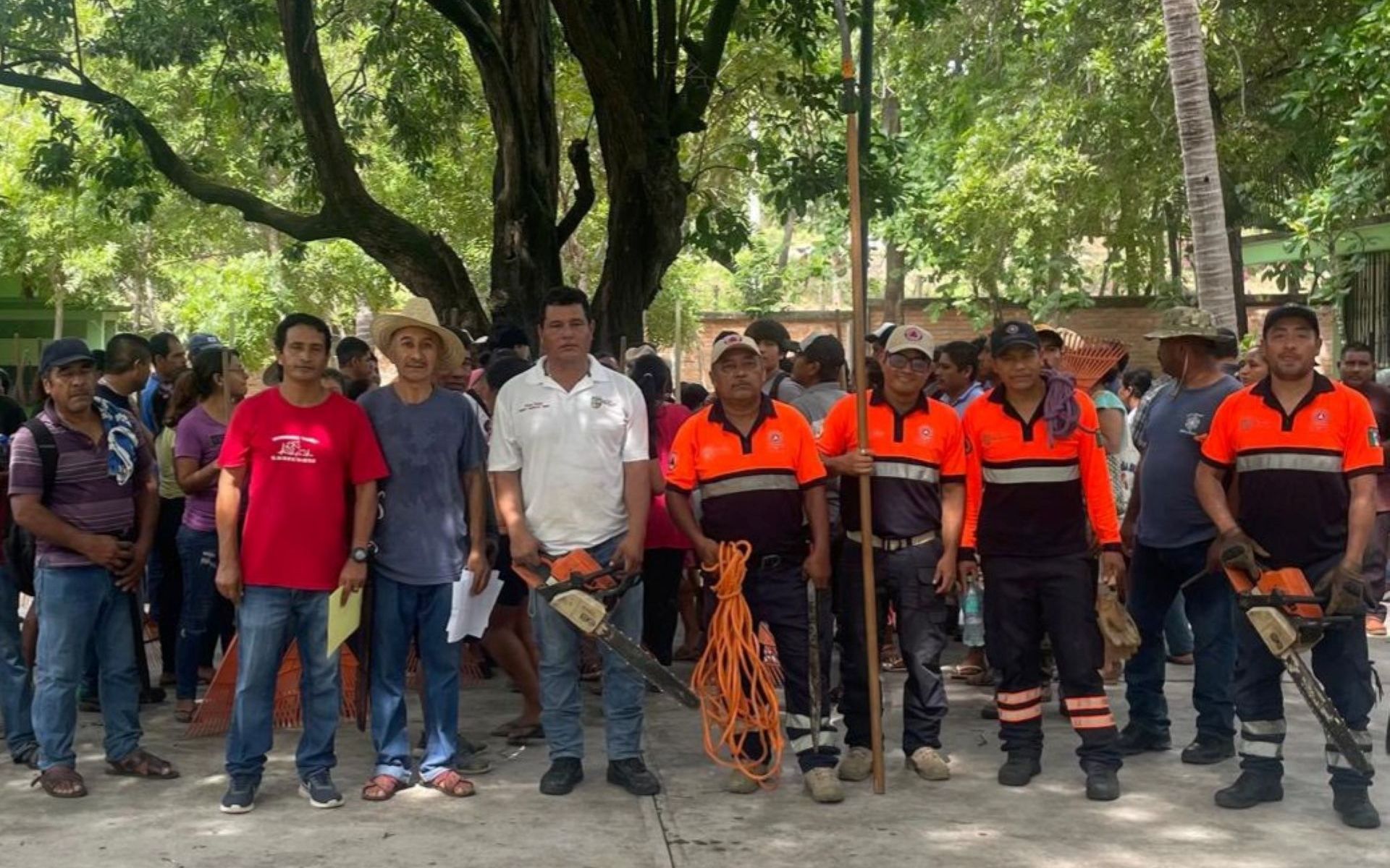 Tequio comunitario en Escuela Secundaria No. 102.