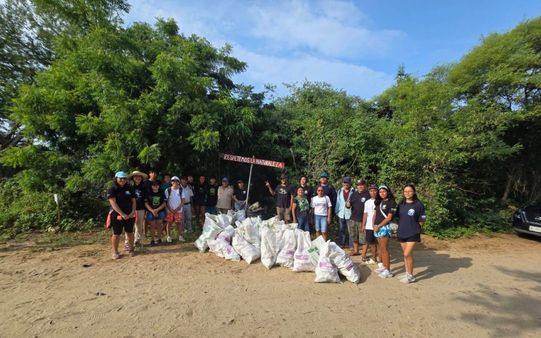 Tequio de limpieza en la playa Punta Colorada.