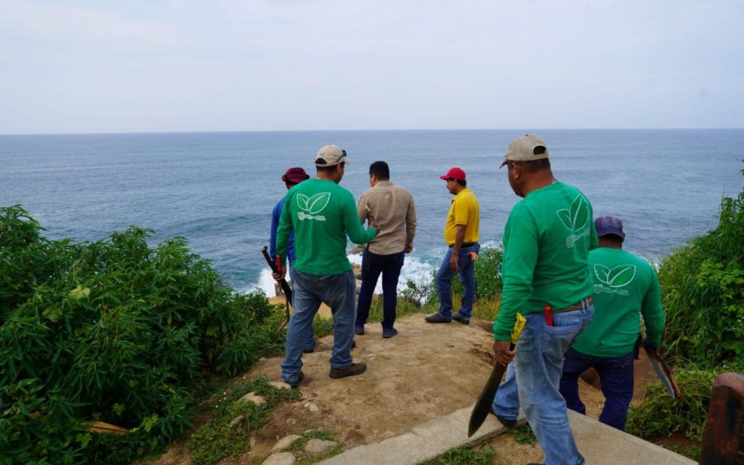 Labores de limpieza en el Mirador Tortugas.