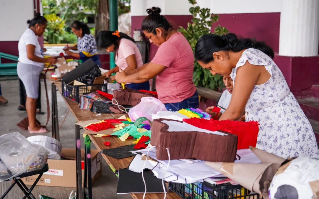Clausura de Cursos de elaboración de Piñatas.
