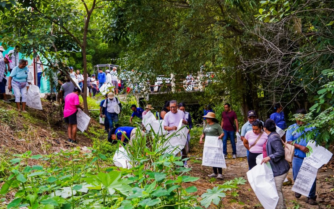 Limpieza y conservación del histórico arroyo de Puerto Escondido.