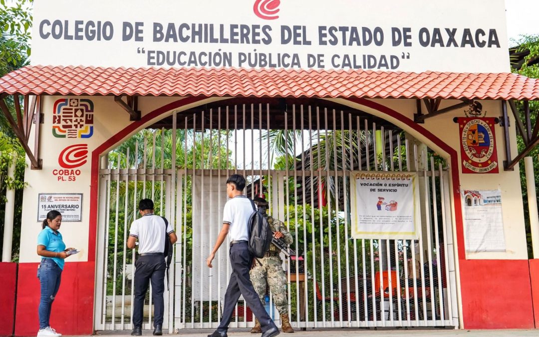 Entrega de volantes informativos a estudiantes de distintas instituciones educativas.