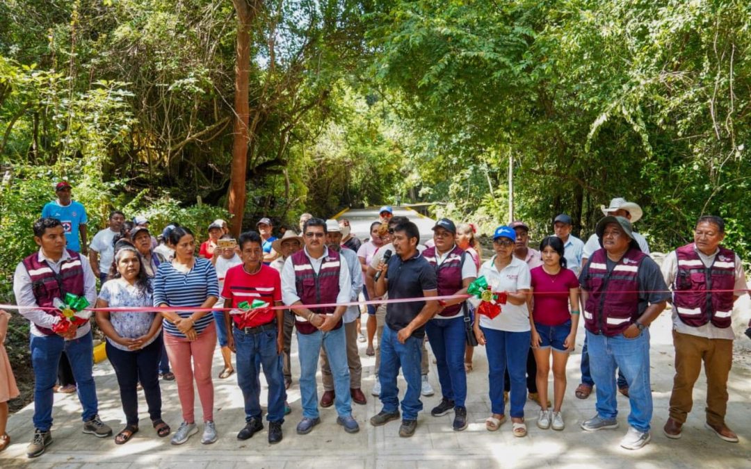Inauguración en calle principal de la comunidad ¨La Yerbasanta¨.