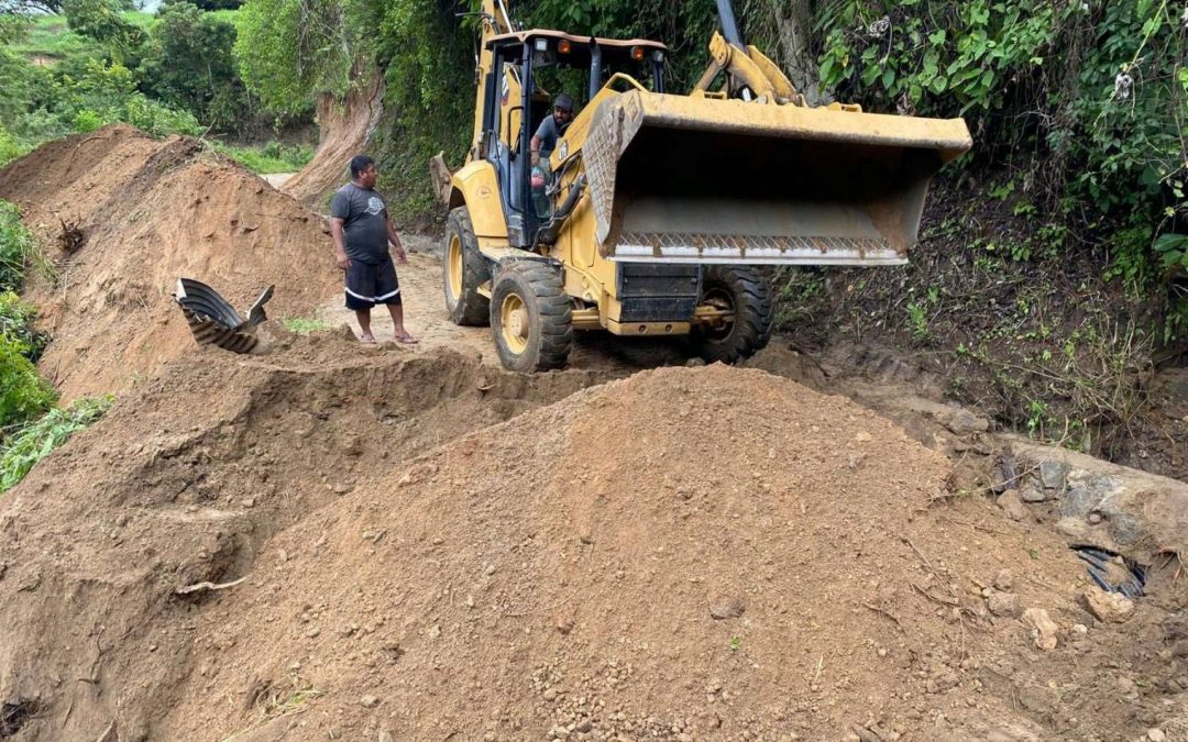 Rehabilitando camino a La Reforma Mixtepec.