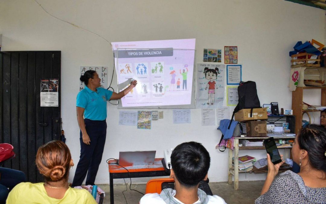 Plática dirigida a alumnas, alumnos y padres de familia de la Escuela Telesecundaria de El Toledo, Mixtepec.