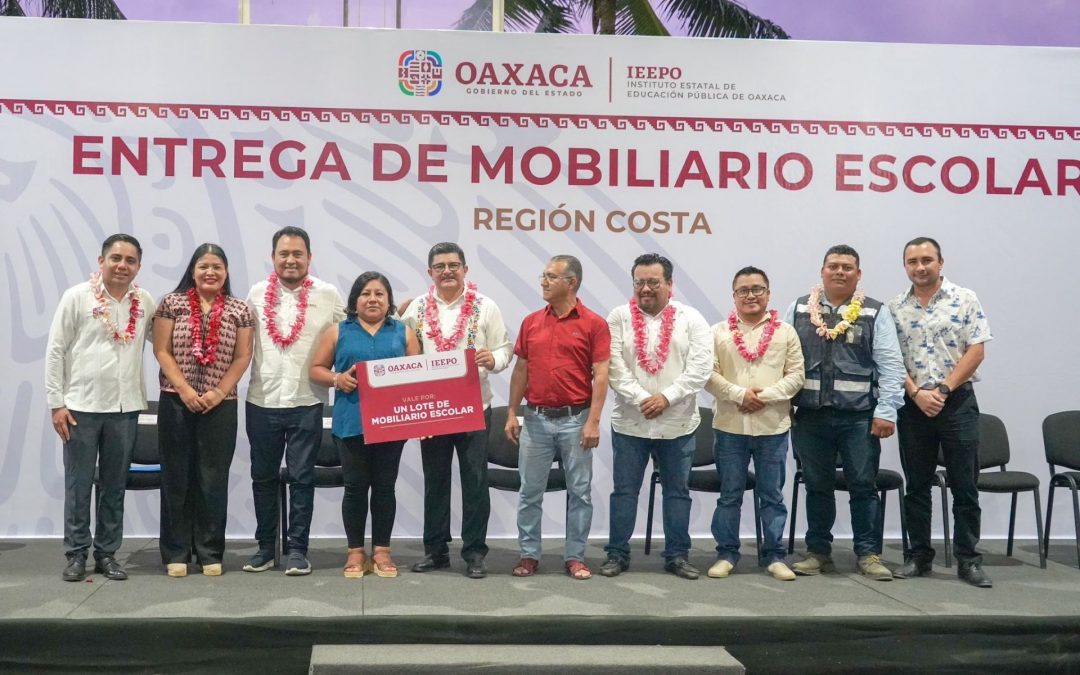 Entrega de mobiliario escolar y material complementario.