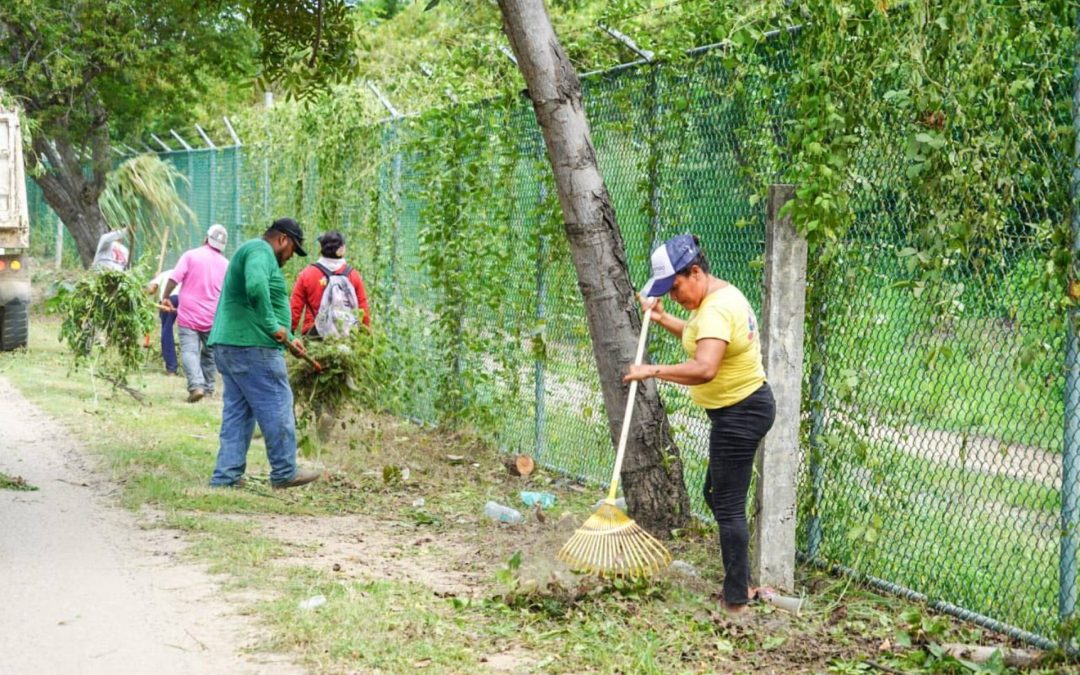 Limpieza en la avenida Raúl González.