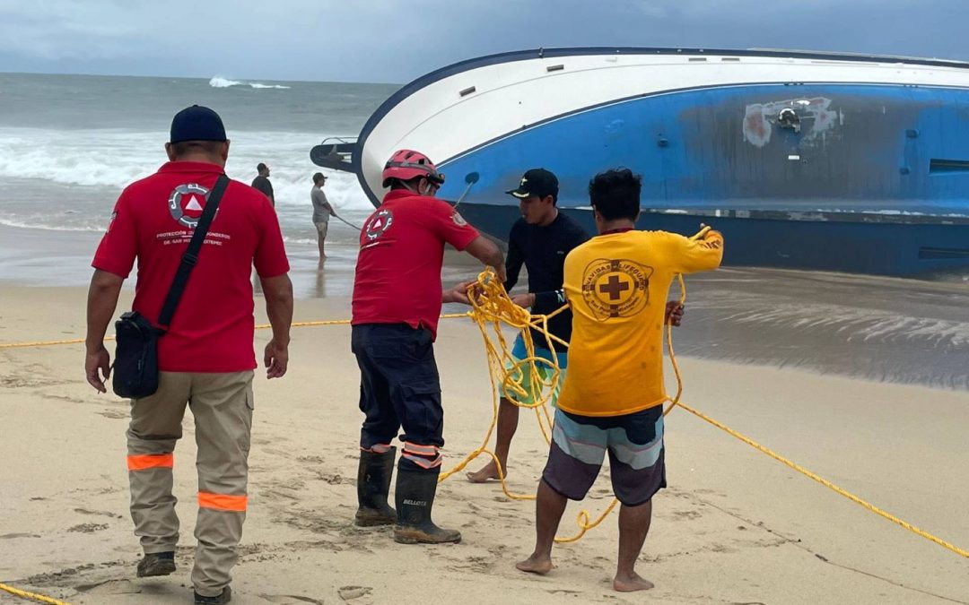 Auxilio de una embarcación tipo yate encallada en Playa Delfín.