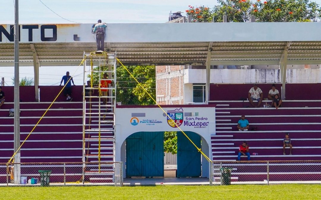 Trabajos de rehabilitación y embellecimiento en la Unidad Deportiva Benito Juárez de Puerto Escondido.